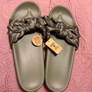 PINK Victoria's Secret Olive Knotted Slide Sandals